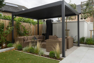 Pergola bioclimatique adossée : ce qu'il faut vraiment savoir avant de se lancer