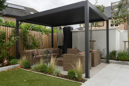 Pergola bioclimatique adossée : ce qu'il faut vraiment savoir avant de se lancer