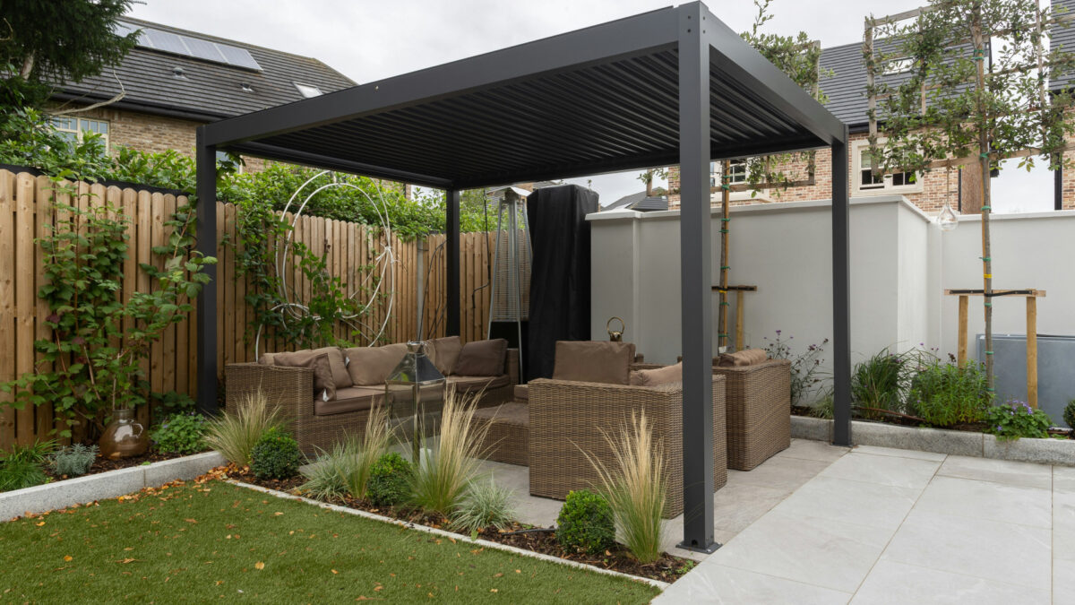 Pergola bioclimatique adossée : ce qu'il faut vraiment savoir avant de se lancer